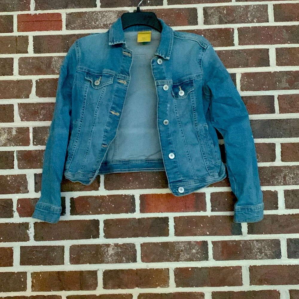 I’m selling a nice jacket it’s light washed